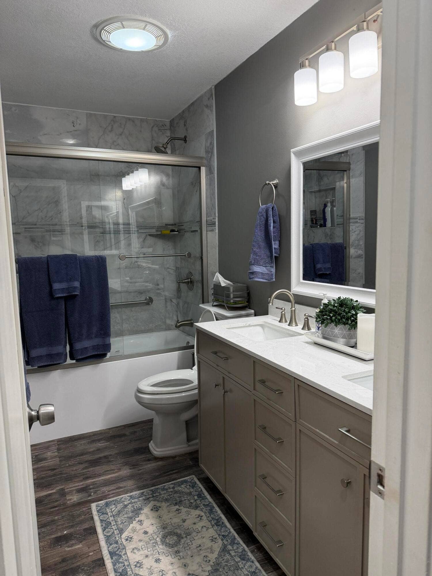 Jupiter, FL 33458 Nicely remodeled 2nd bathroom