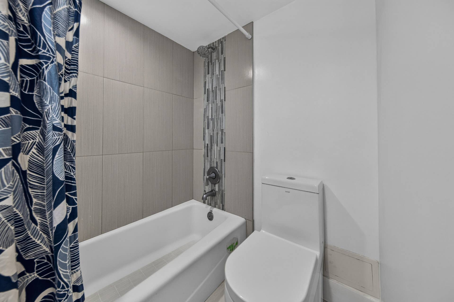 20379 W COUNTRY CLUB Drive, #1139, Aventura, FL 33180 Built-in bathtub with a tile surround, mosaic accent strip, and a shower fixture