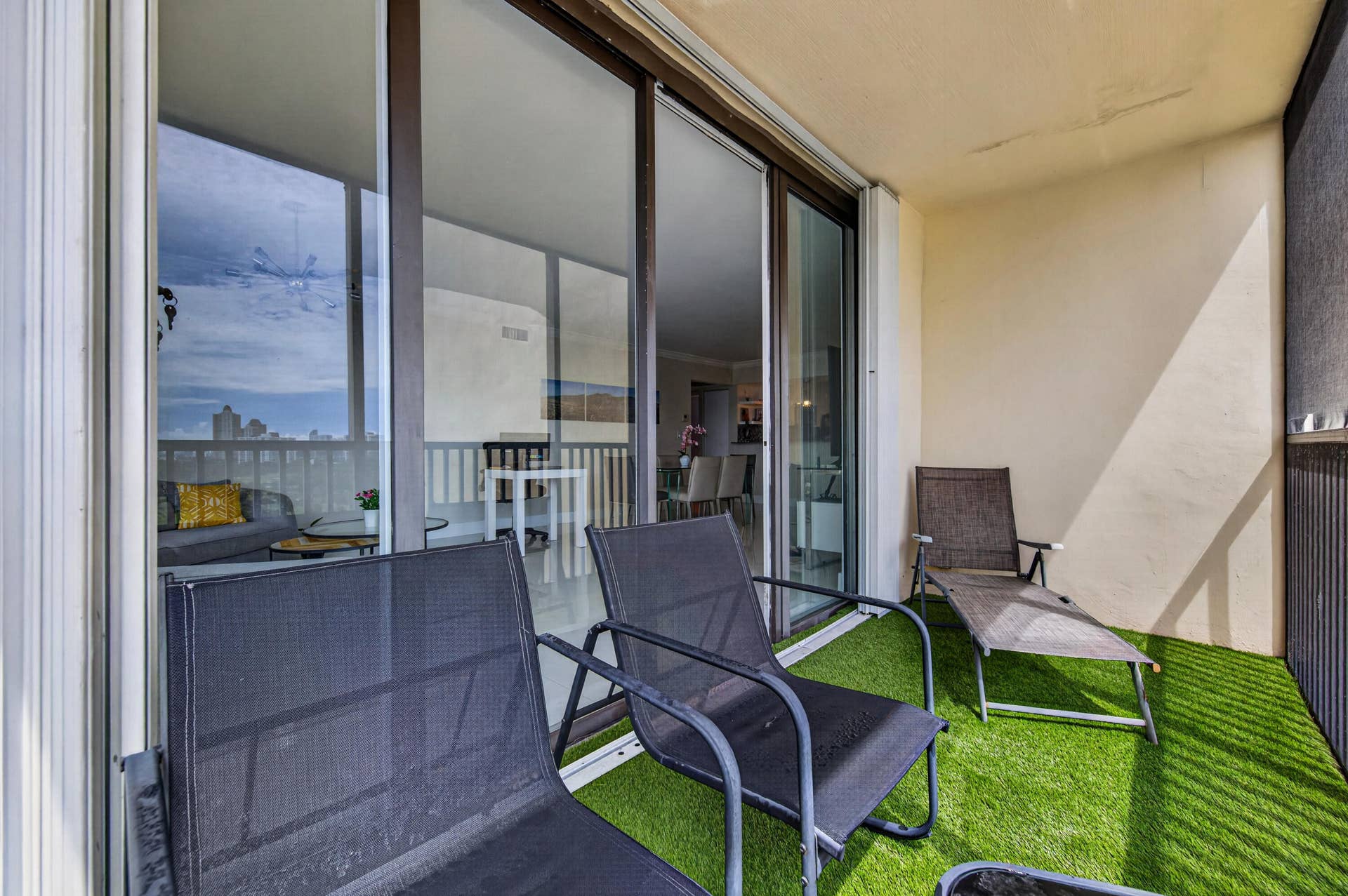 20379 W COUNTRY CLUB Drive, #1139, Aventura, FL 33180 Balcony with artificial turf flooring