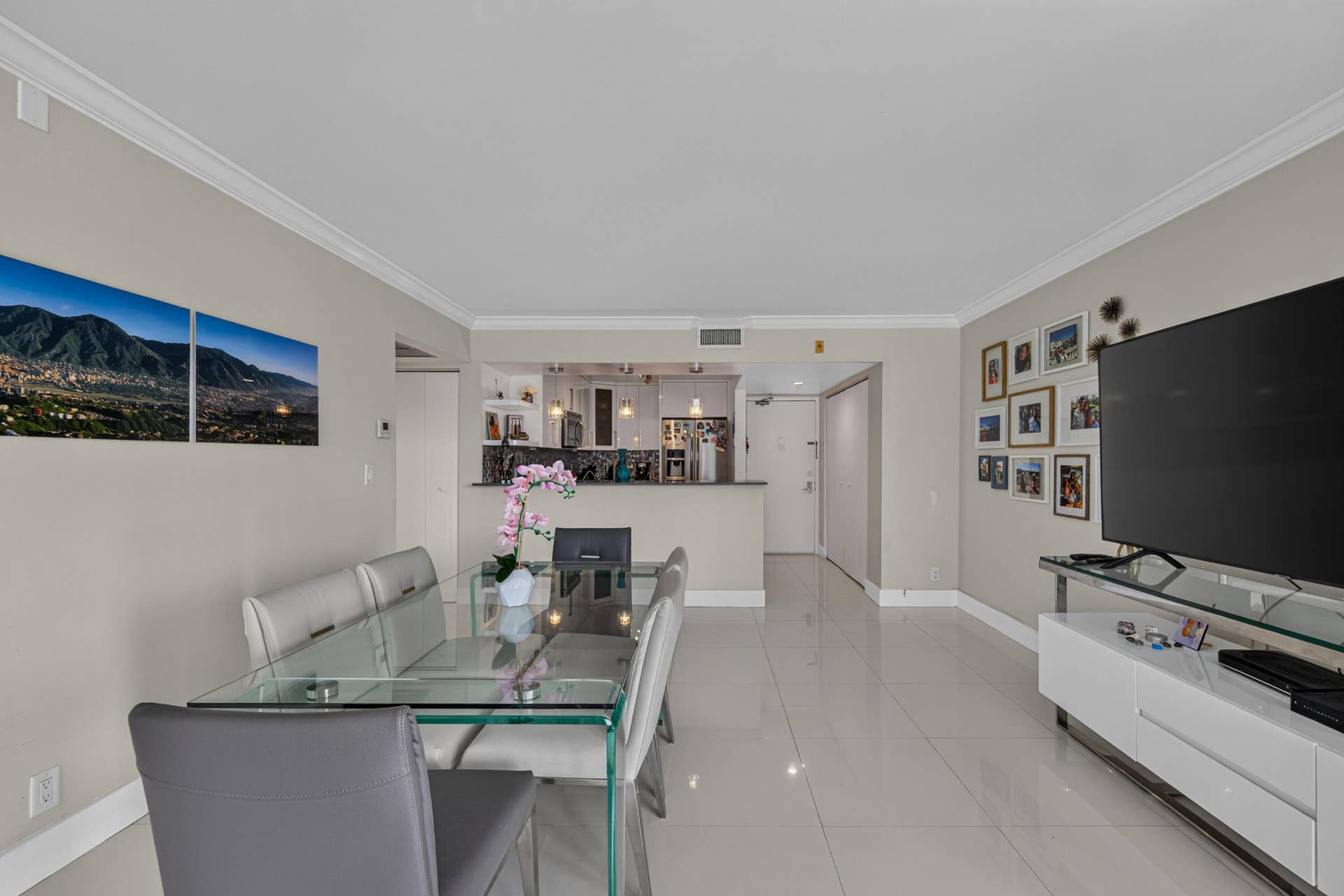 20379 W COUNTRY CLUB Drive, #1139, Aventura, FL 33180 Open-concept living area featuring light-toned walls, tile flooring, and crown molding