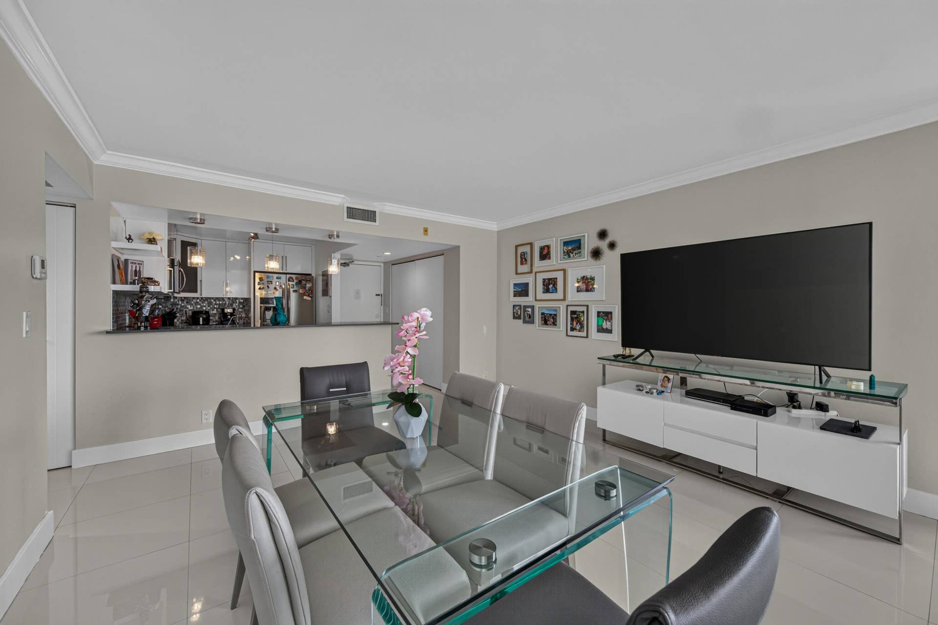 20379 W COUNTRY CLUB Drive, #1139, Aventura, FL 33180 Spacious open-concept living area with tile flooring and crown molding