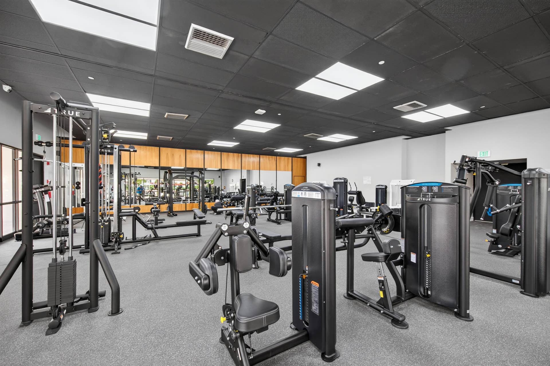 20379 W COUNTRY CLUB Drive, #1139, Aventura, FL 33180 State-of-the-art fitness facility featuring a comprehensive array of strength training equipment, including cable machines and leg press stations, complemented by cardio machines positioned throughout the space