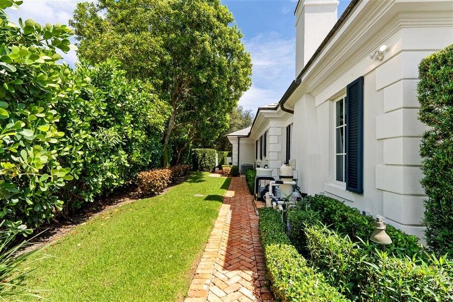 11 Country Road E, Boynton Beach, FL 33436 dash_WALKWAY