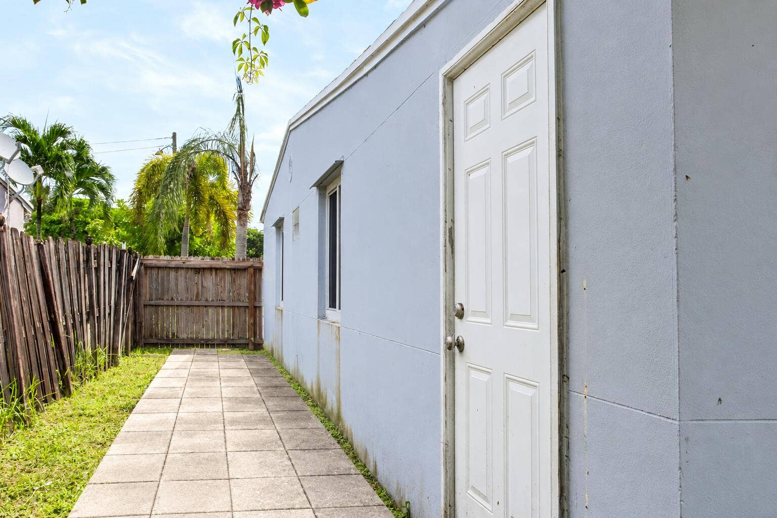 1413 NW 5th Avenue, Fort Lauderdale, FL 33311 1413 Side walkway bright