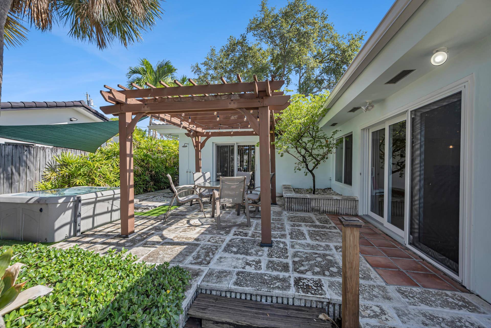 1995 Ixora Road, North Miami, FL 33181 1995 IXORA RD-20