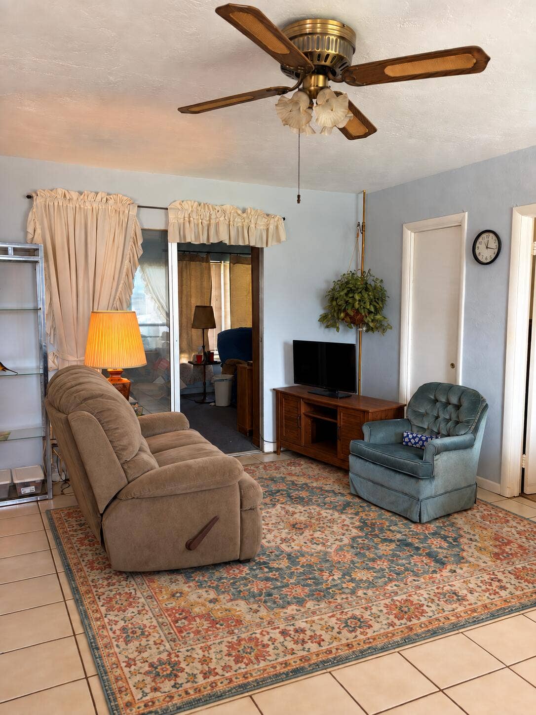 5051 SW 10TH Street, Plantation, FL 33317 Tiled living room