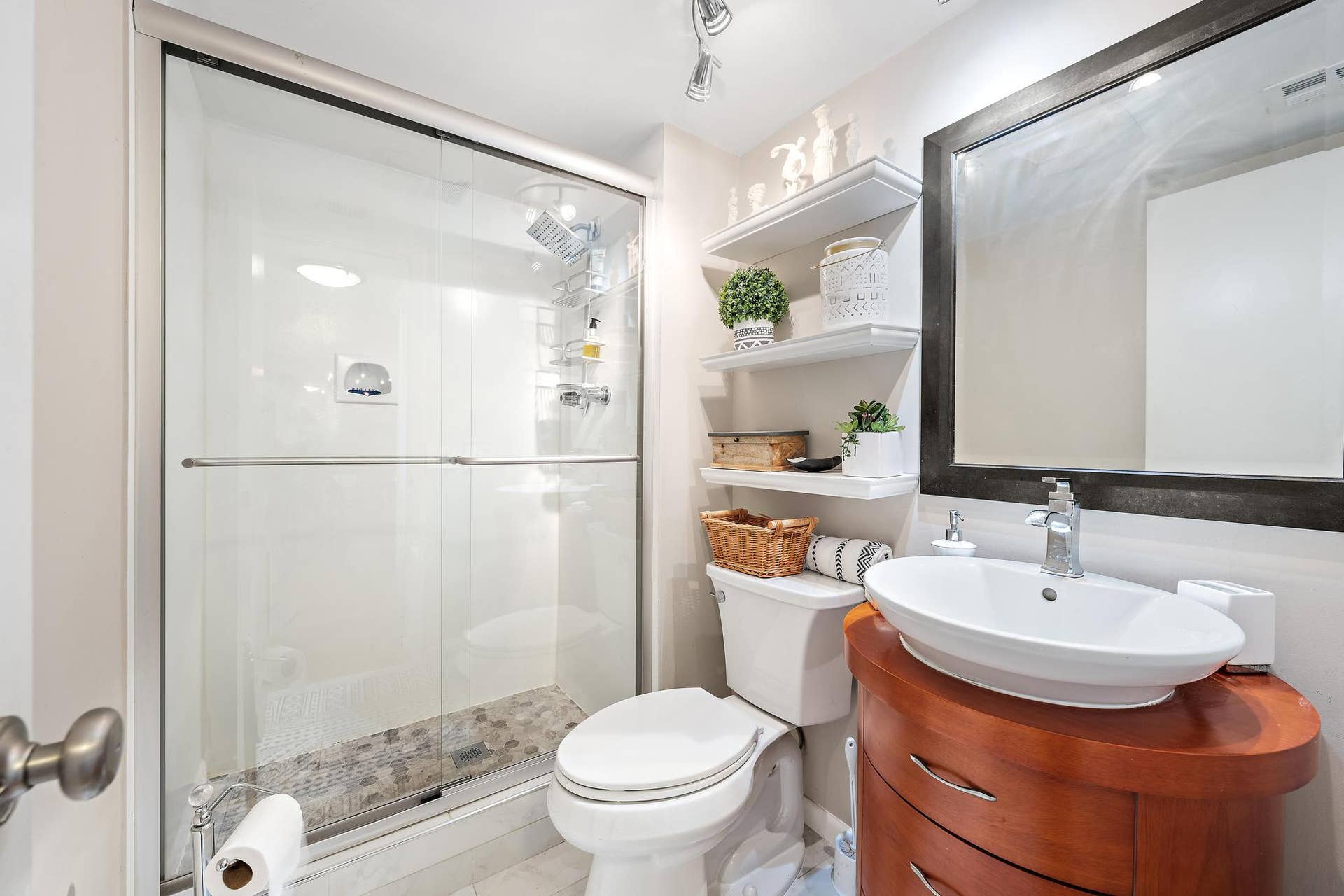 155 Yacht Club Drive, #207, North Palm Beach, FL 33408 Guest Bathroom