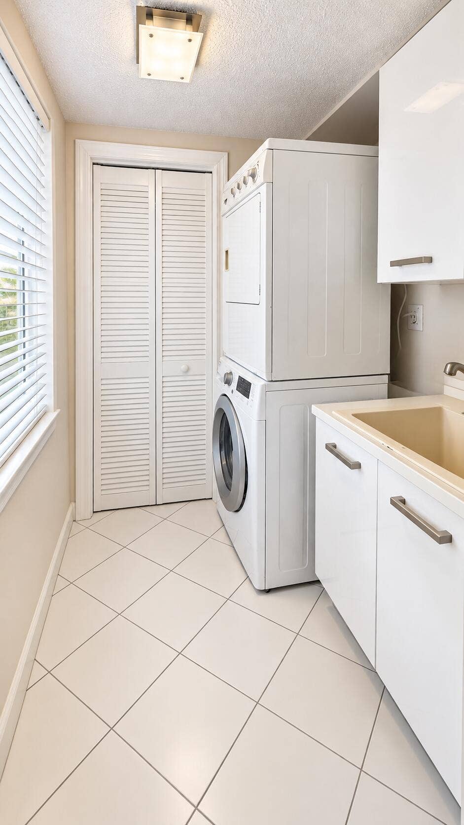 3510 OAKS Way, #408, Pompano Beach, FL 33069 Laundry Area