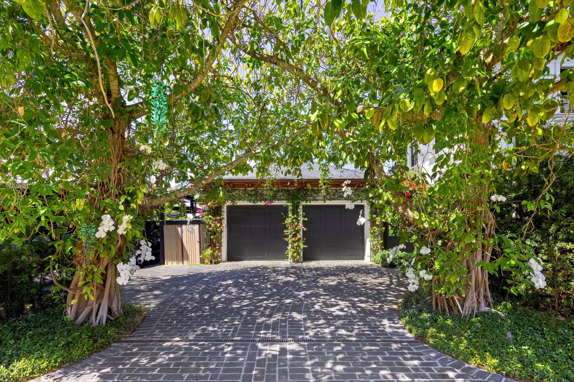 1053 N Lake Way, Palm Beach, FL 33480 Driveway 1