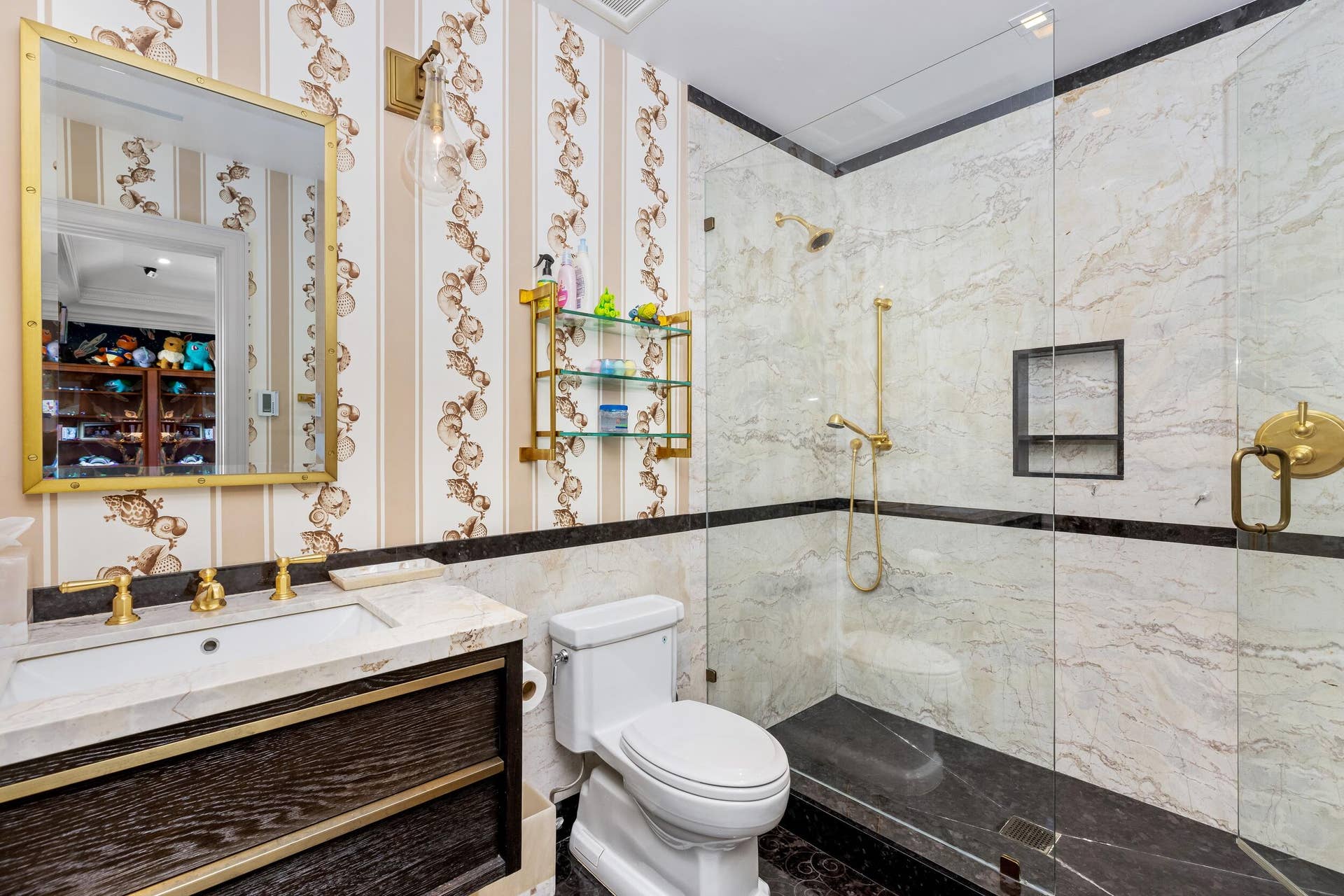 1053 N Lake Way, Palm Beach, FL 33480 Guest Bath 2