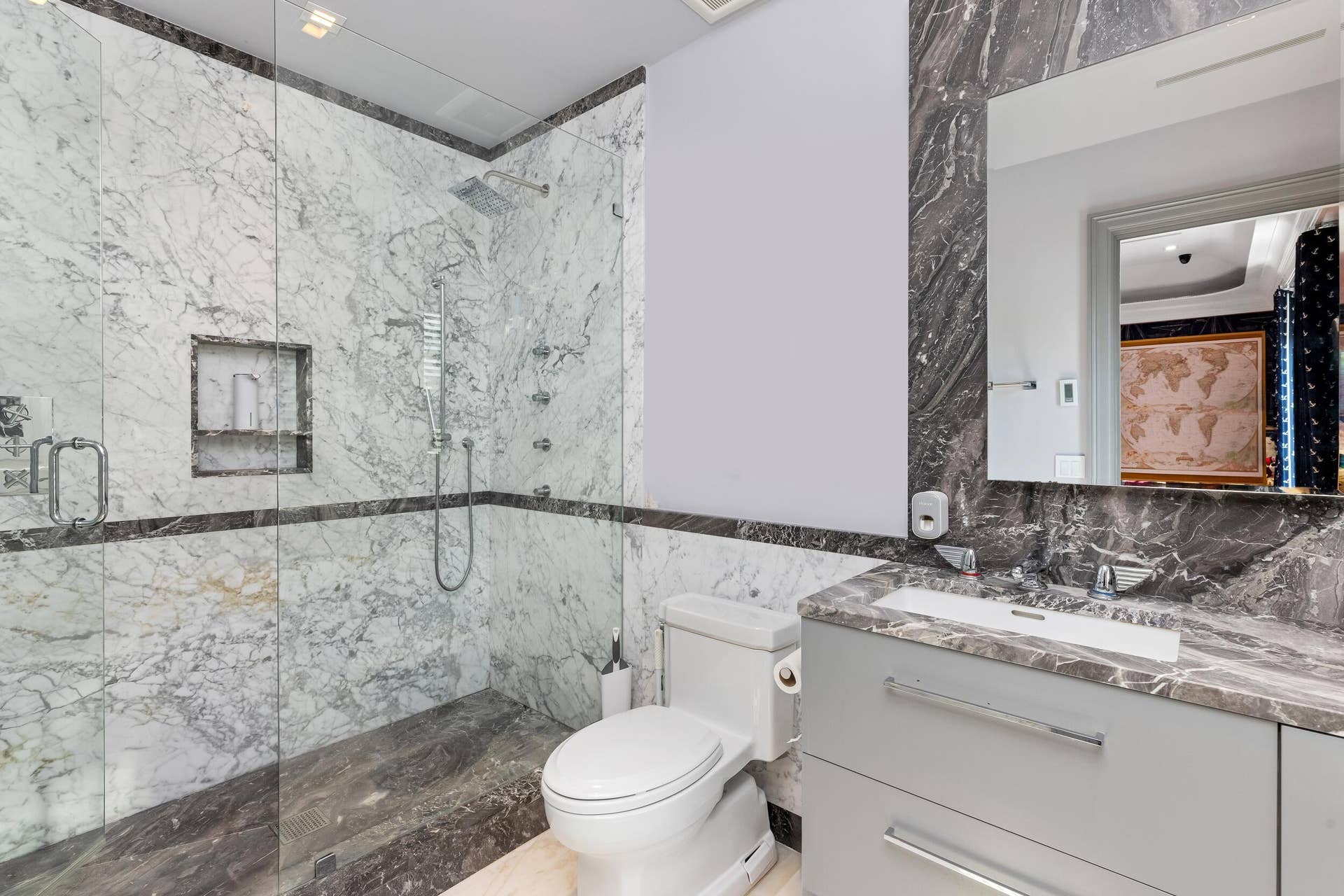 1053 N Lake Way, Palm Beach, FL 33480 Guest Bath 1