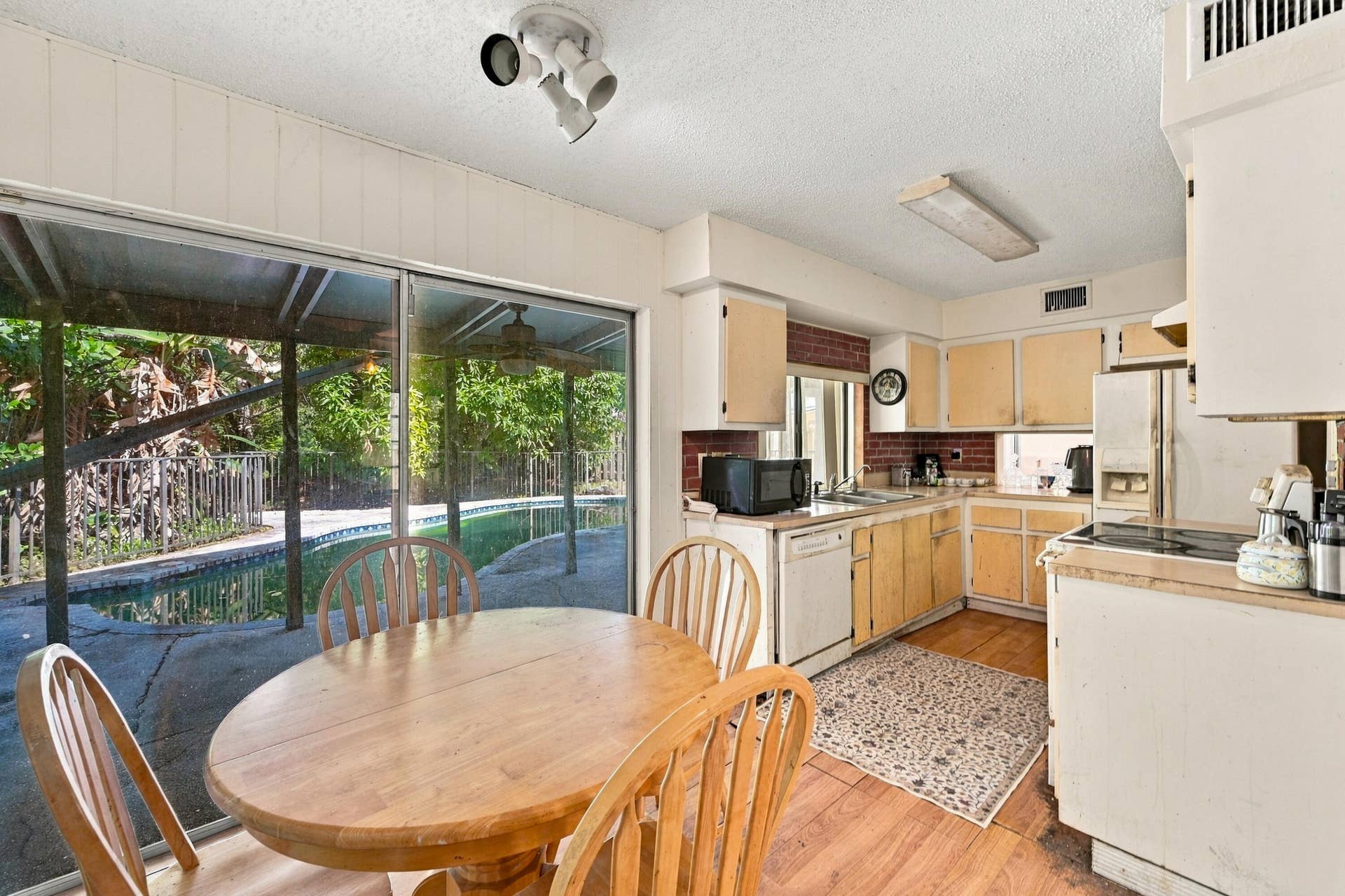 3528 NW 73RD Way, Coral Springs, FL 33065 10_kitchen