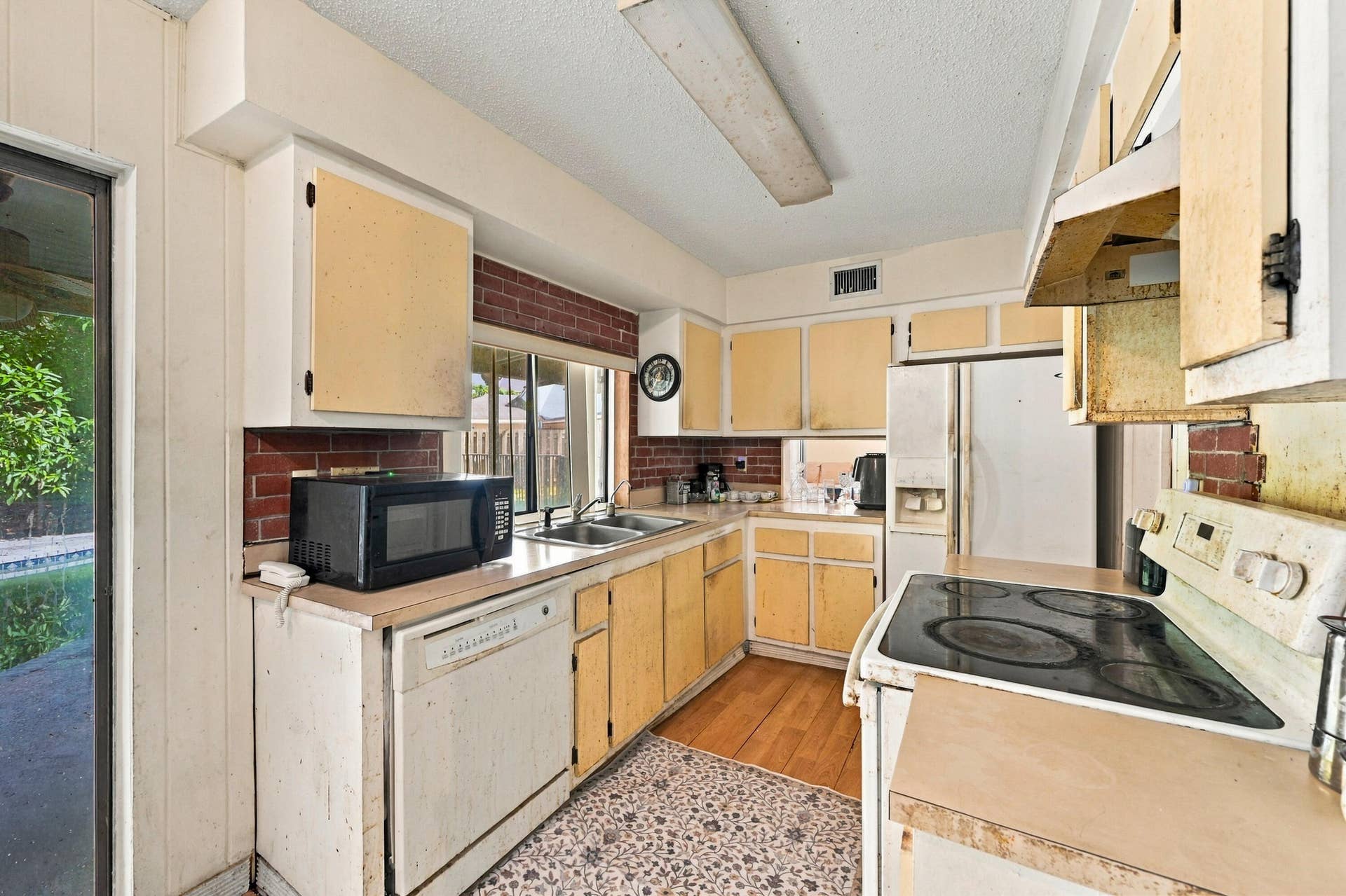 3528 NW 73RD Way, Coral Springs, FL 33065 11_kitchen