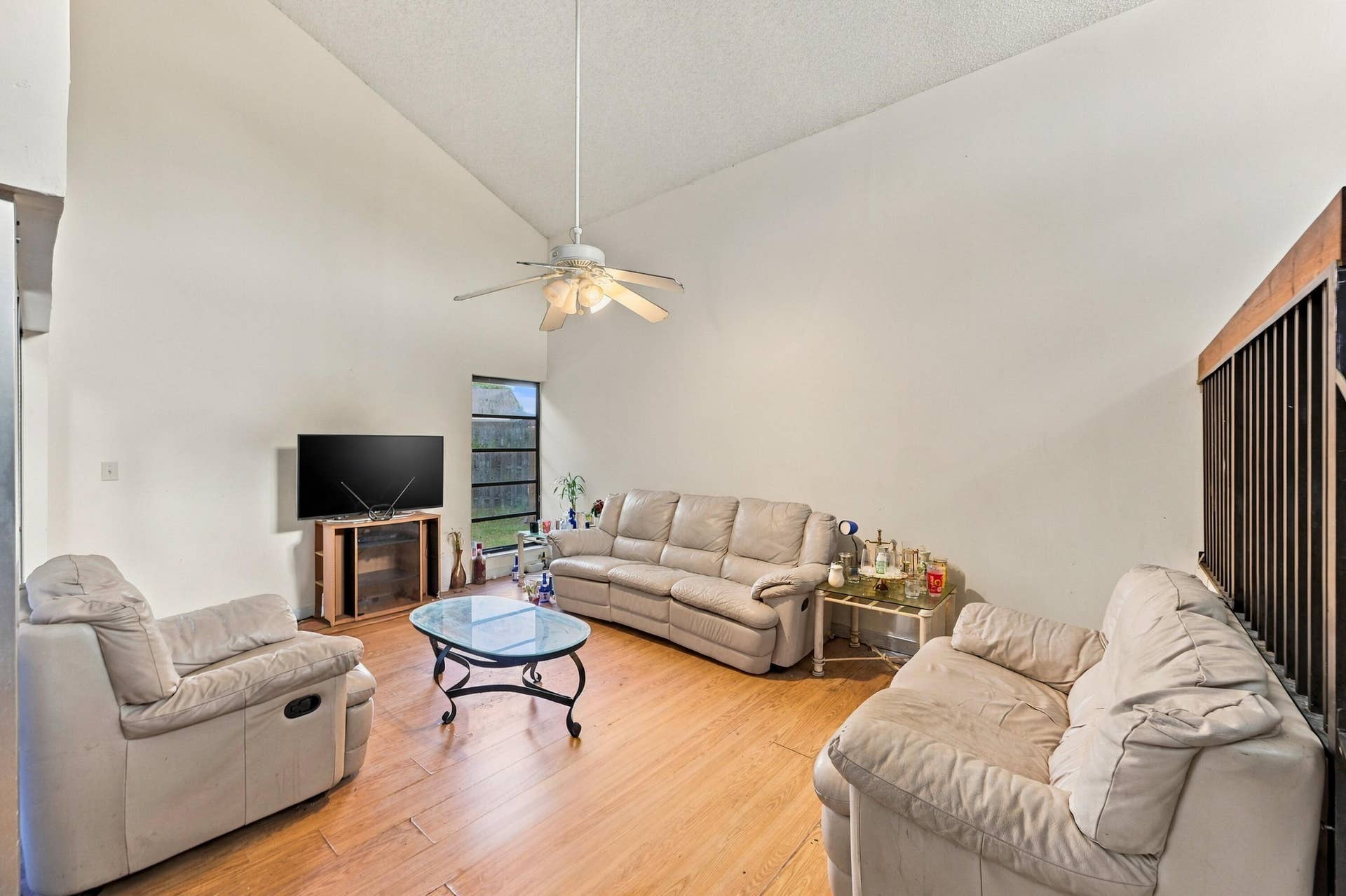 3528 NW 73RD Way, Coral Springs, FL 33065 05_living room