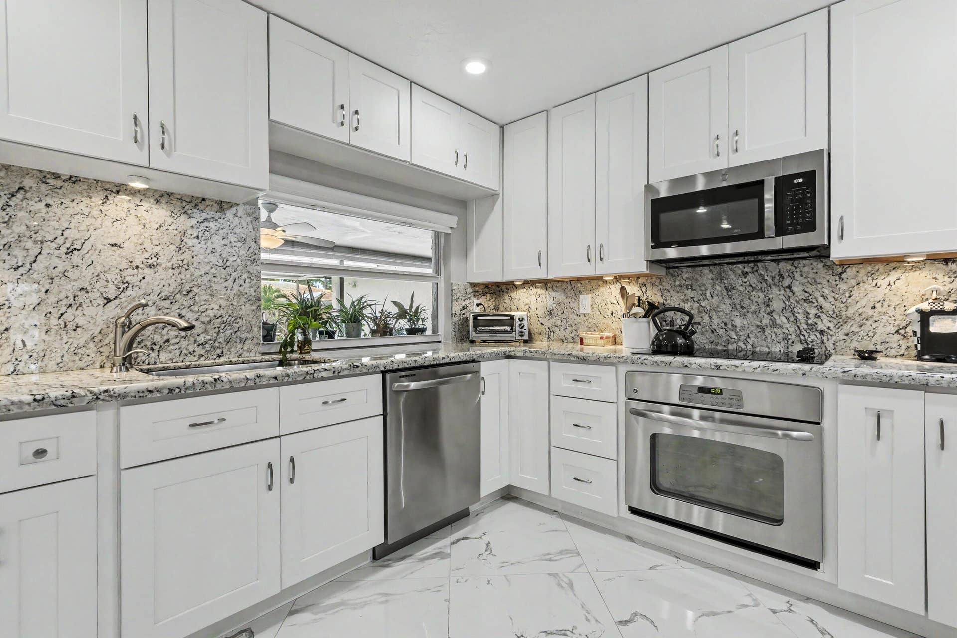 415 SAILBOAT Circle, Weston, FL 33326 Clean, updated kitchen with tons of storage!