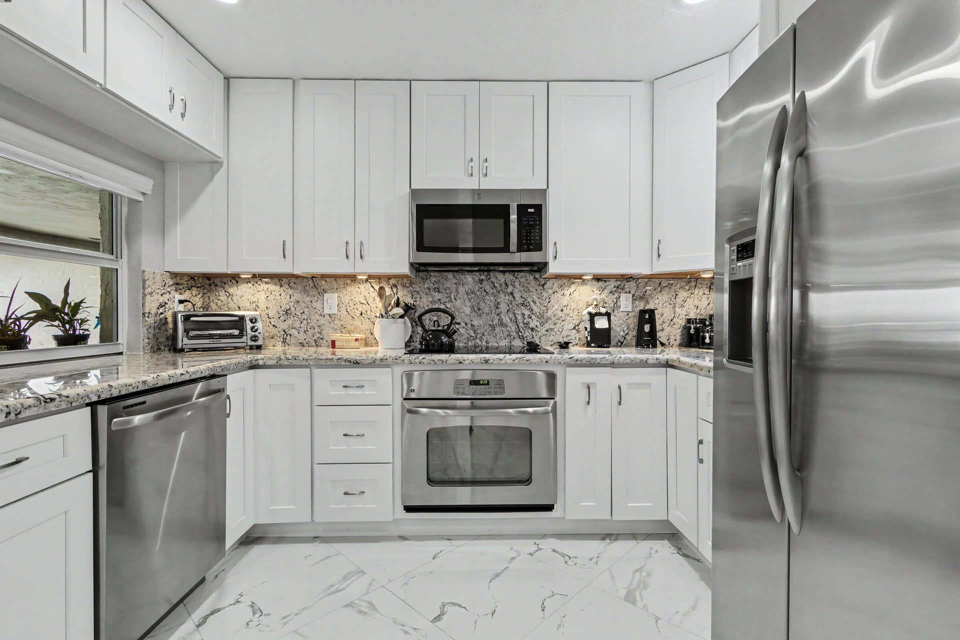 415 SAILBOAT Circle, Weston, FL 33326 Clean and well-organized kitchen.