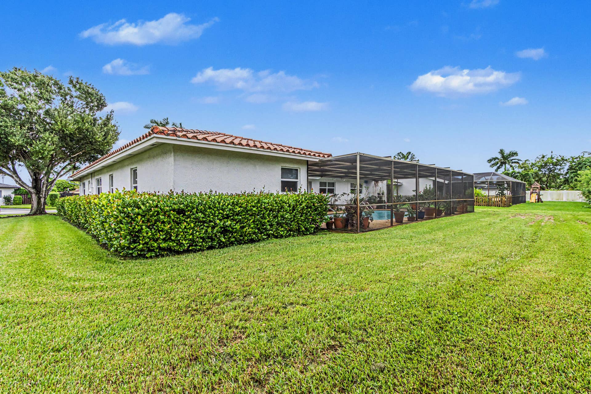 415 SAILBOAT Circle, Weston, FL 33326 SIde of house