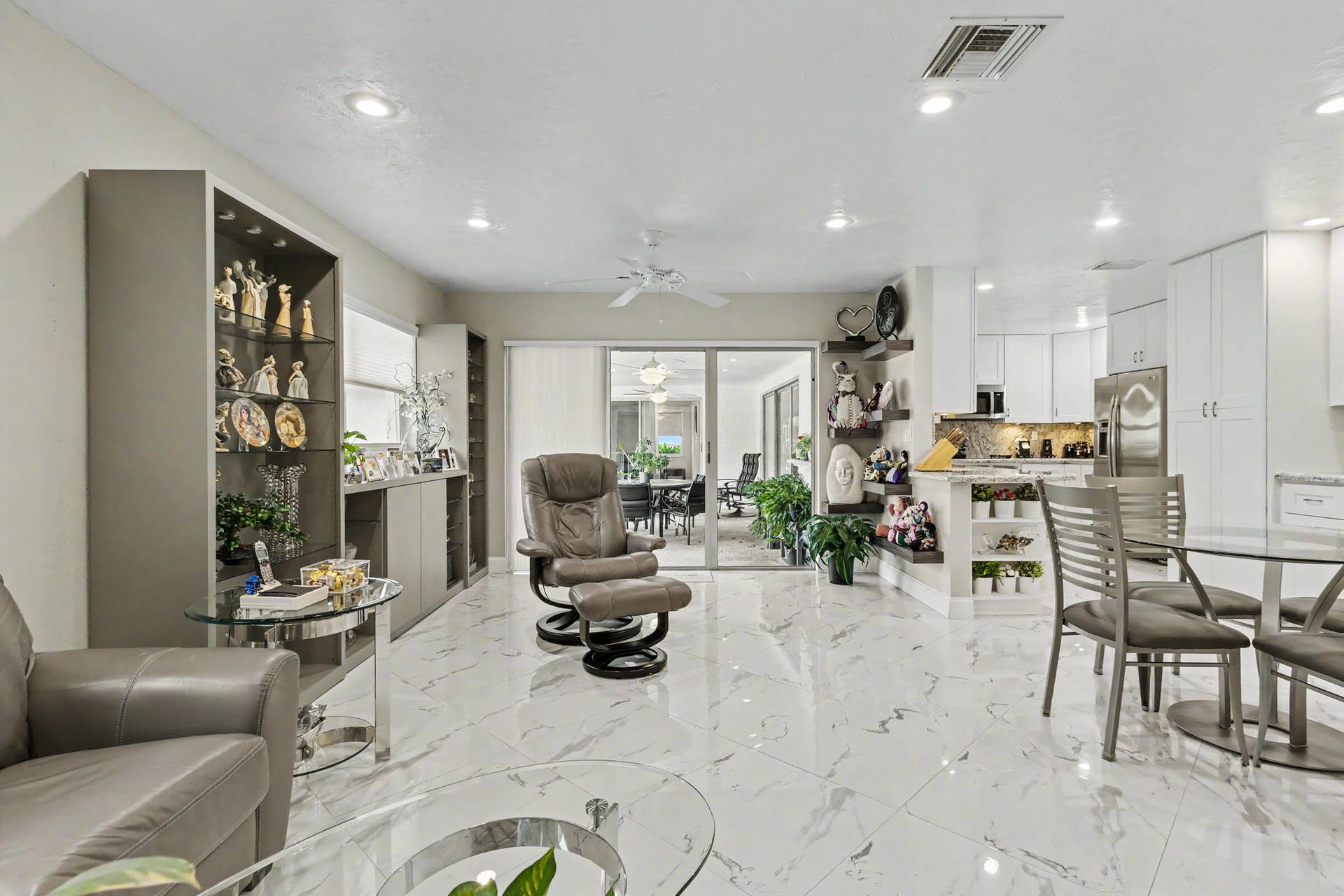415 SAILBOAT Circle, Weston, FL 33326 Family room with access to patio and pool.