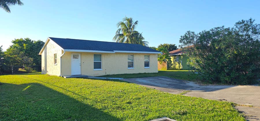 Property photo for 323 SEMINOLE Court, Pahokee, FL