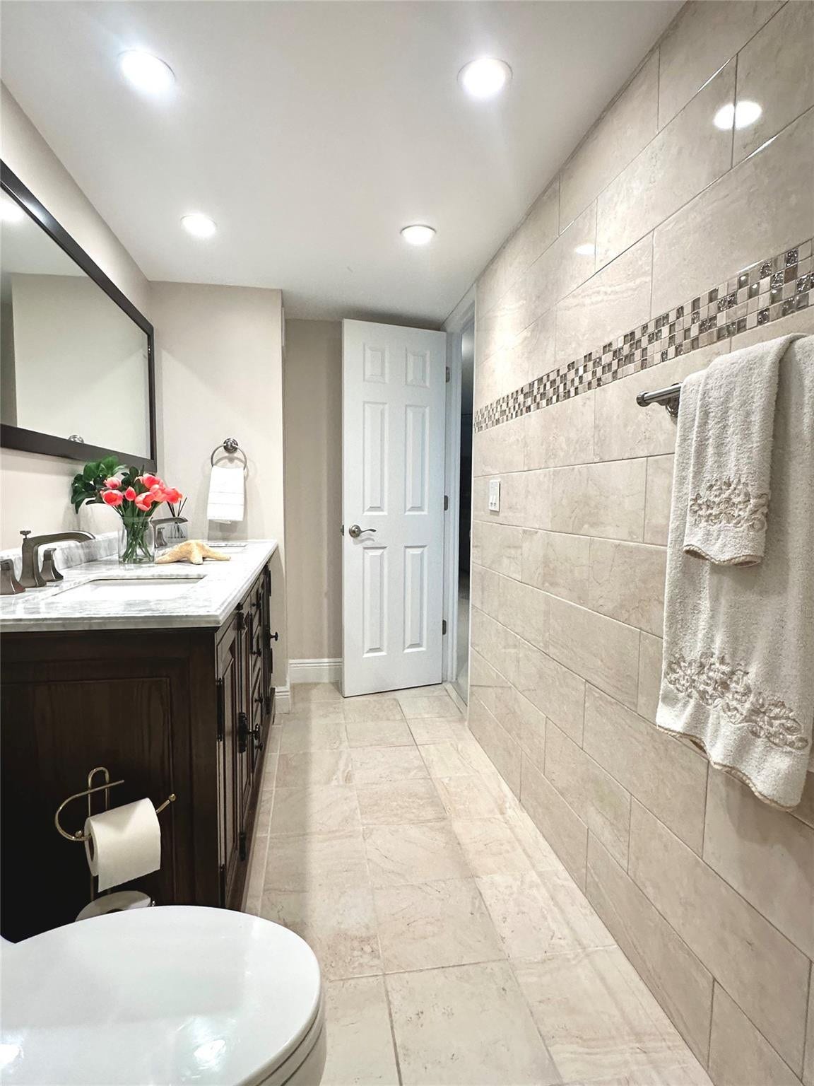 2841 N OCEAN Boulevard, #301, Fort Lauderdale, Fort Lauderdale, FL 33308 Guest Bath