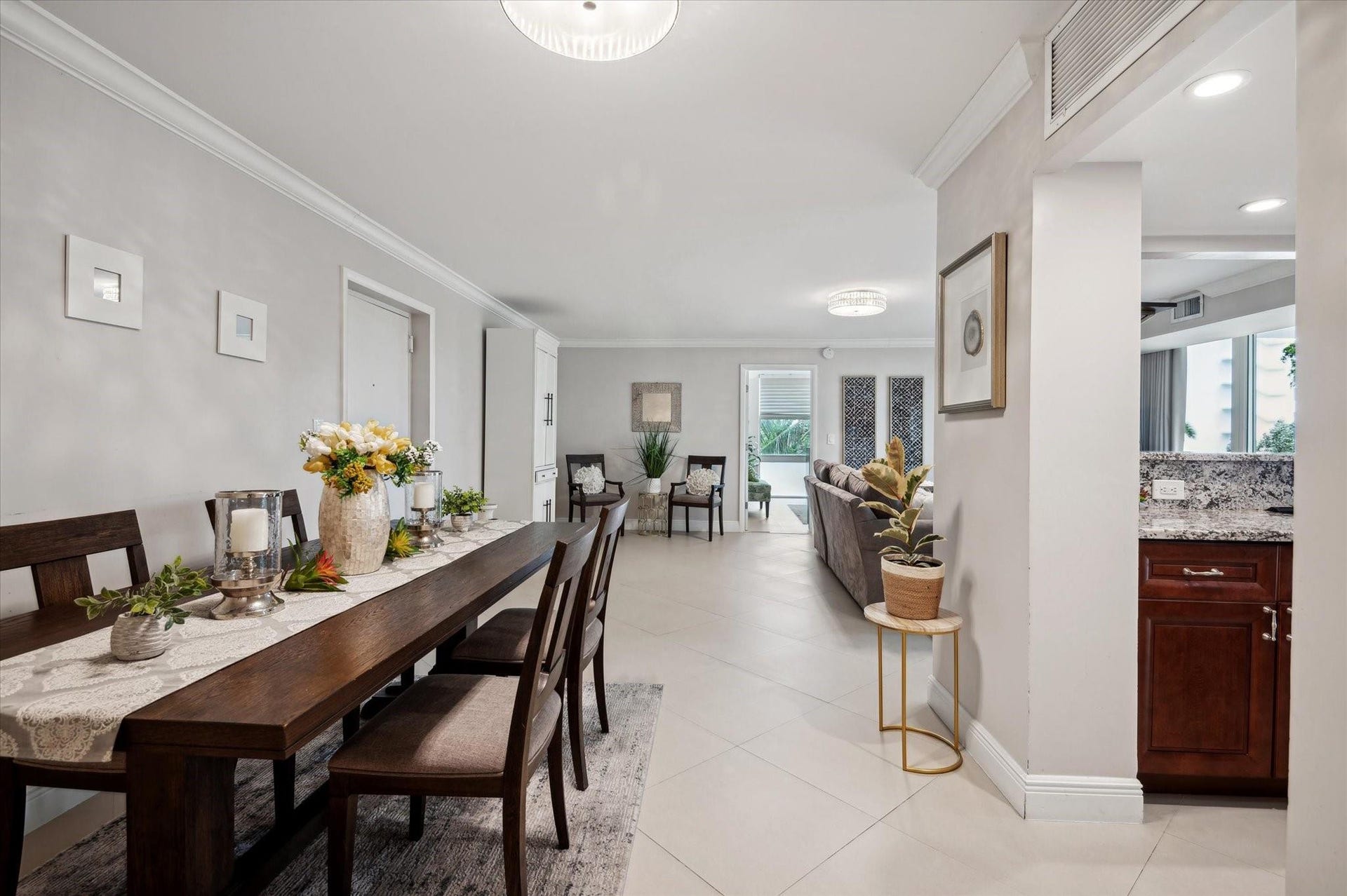 2841 N OCEAN Boulevard, #301, Fort Lauderdale, Fort Lauderdale, FL 33308 Dining area