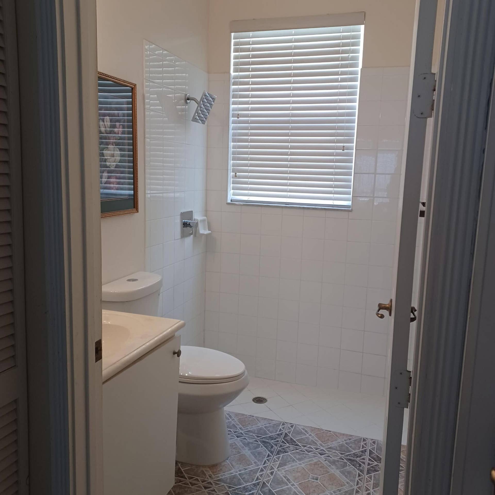 PRESTON BATHROOM-SHOWER