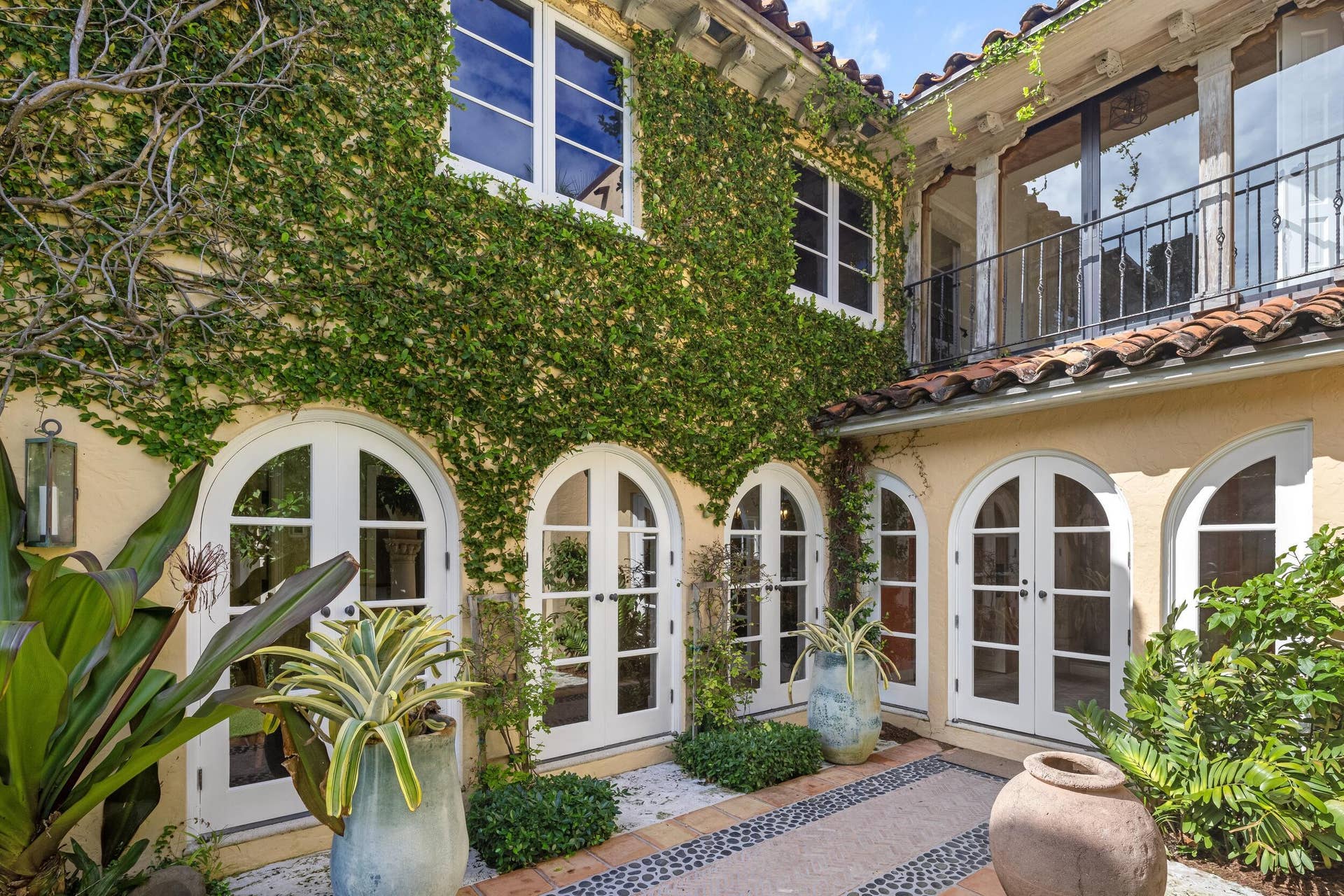 124 Brazilian Avenue, Palm Beach, FL 33480 Courtyard