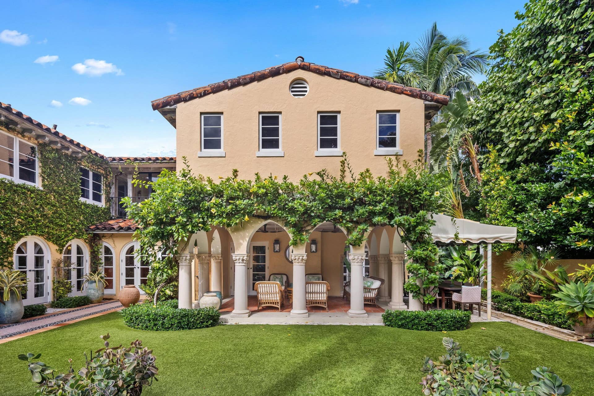124 Brazilian Avenue, Palm Beach, FL 33480 Courtyard