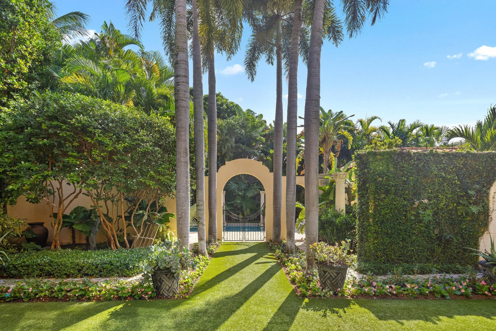 124 Brazilian Avenue, Palm Beach, FL 33480 Courtyard