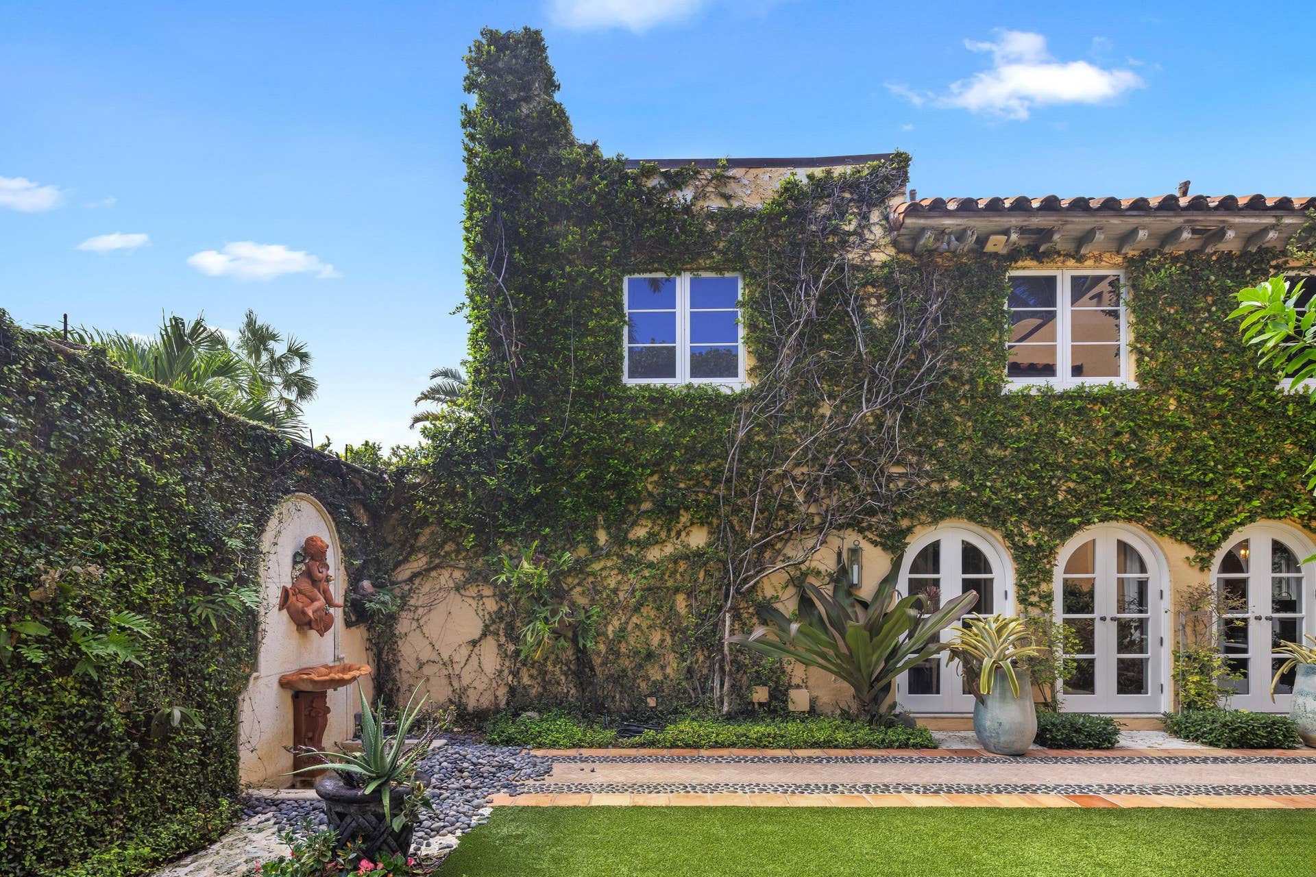 124 Brazilian Avenue, Palm Beach, FL 33480 Courtyard