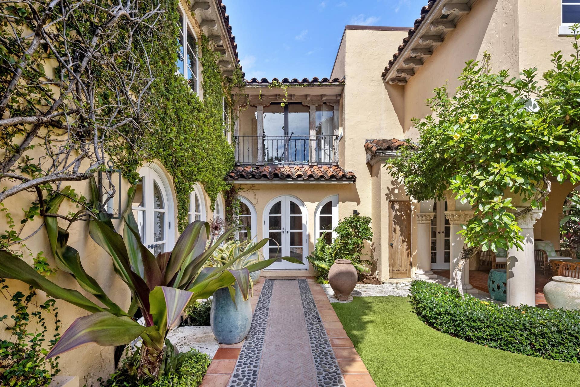 124 Brazilian Avenue, Palm Beach, FL 33480 Courtyard