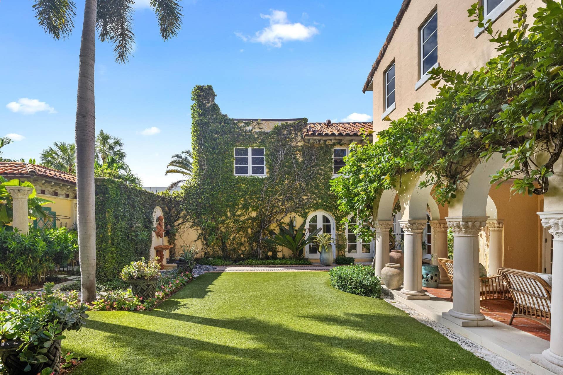 124 Brazilian Avenue, Palm Beach, FL 33480 Courtyard