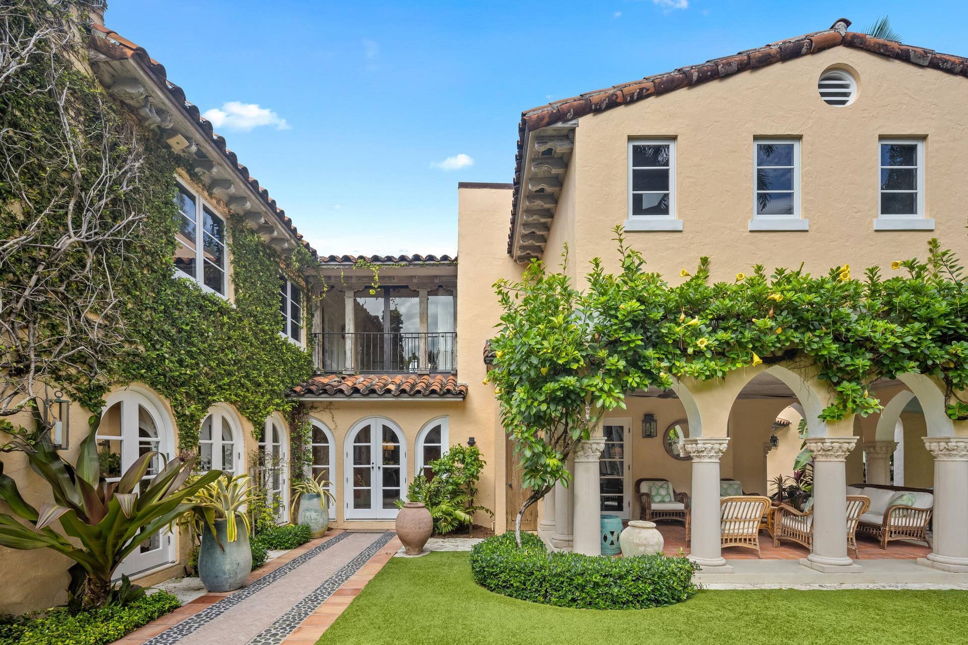 124 Brazilian Avenue, Palm Beach, FL 33480 Courtyard