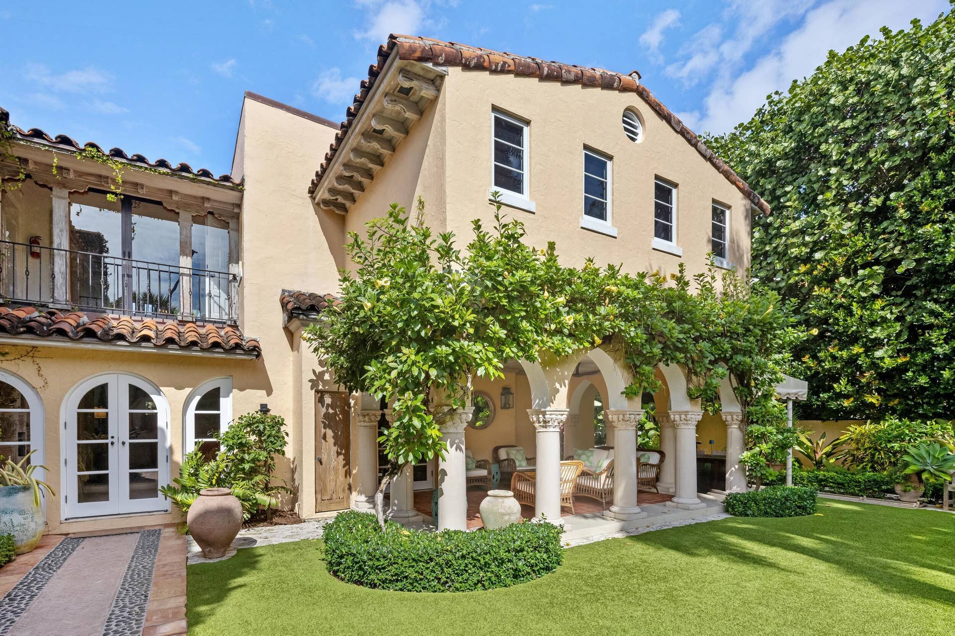 124 Brazilian Avenue, Palm Beach, FL 33480 Courtyard