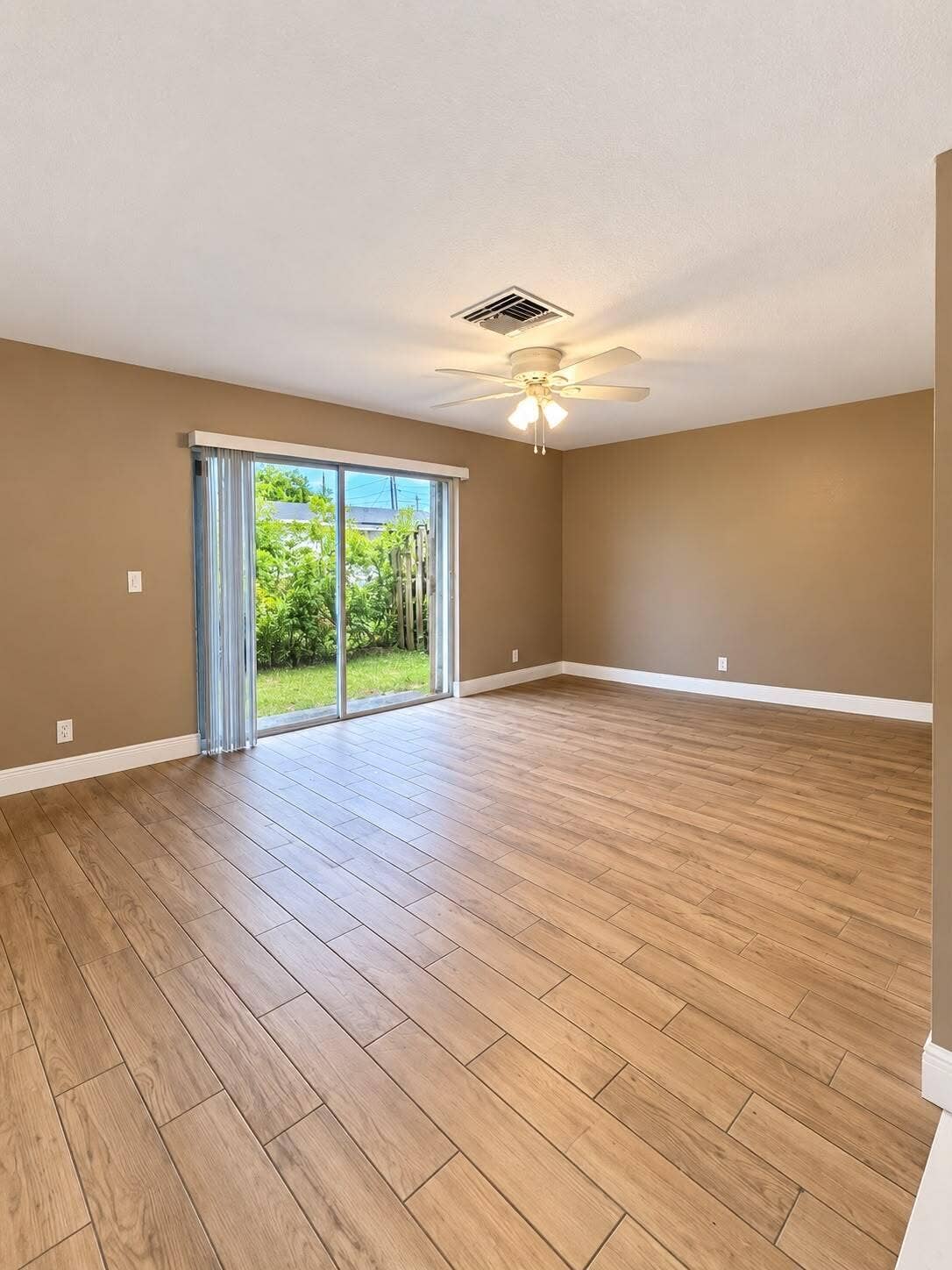 171 SE 3RD Street, #B, Deerfield Beach, FL 33441 Living room