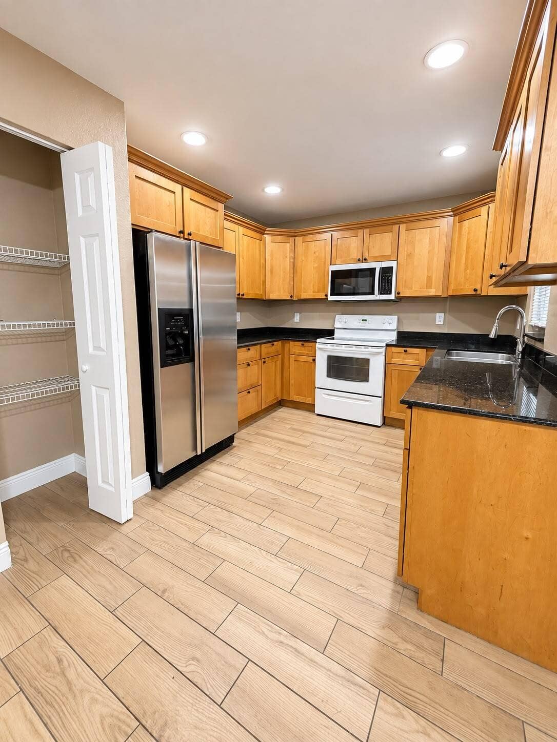 171 SE 3RD Street, #B, Deerfield Beach, FL 33441 Kitchen