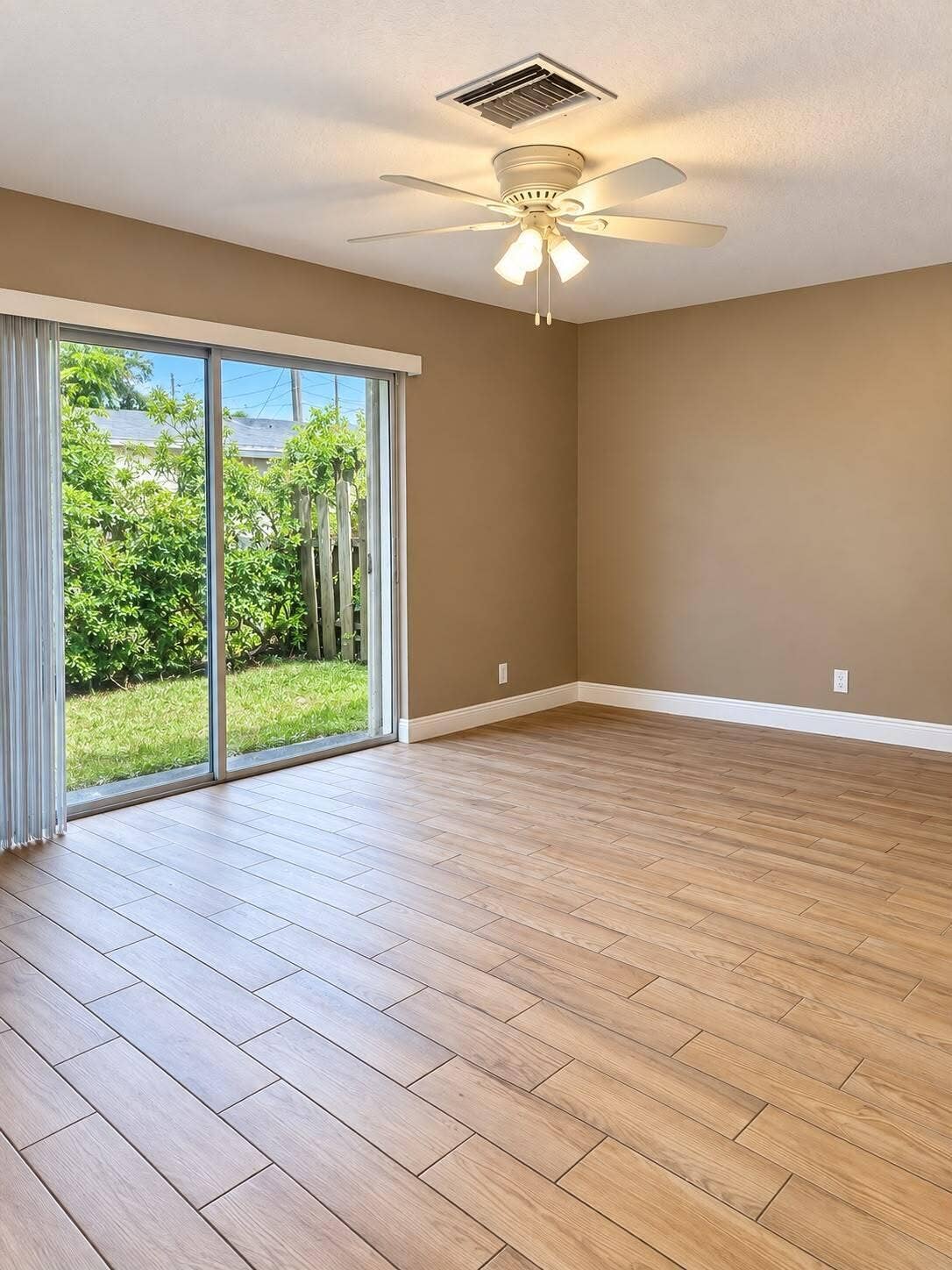 171 SE 3RD Street, #B, Deerfield Beach, FL 33441 Living room