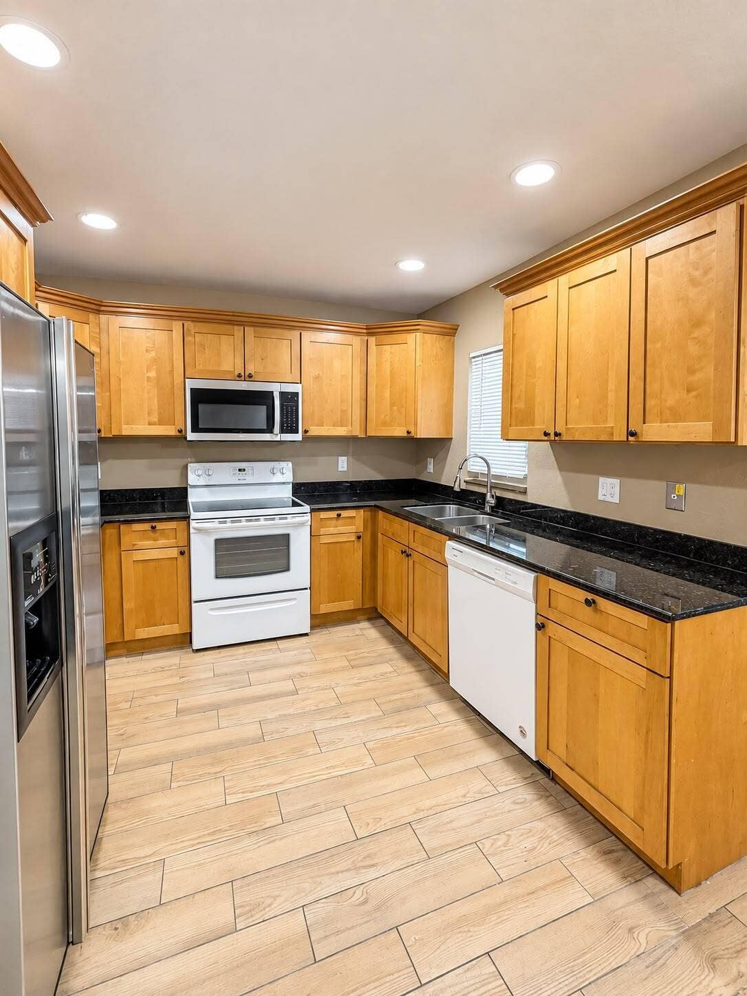 171 SE 3RD Street, #B, Deerfield Beach, FL 33441 Kitchen