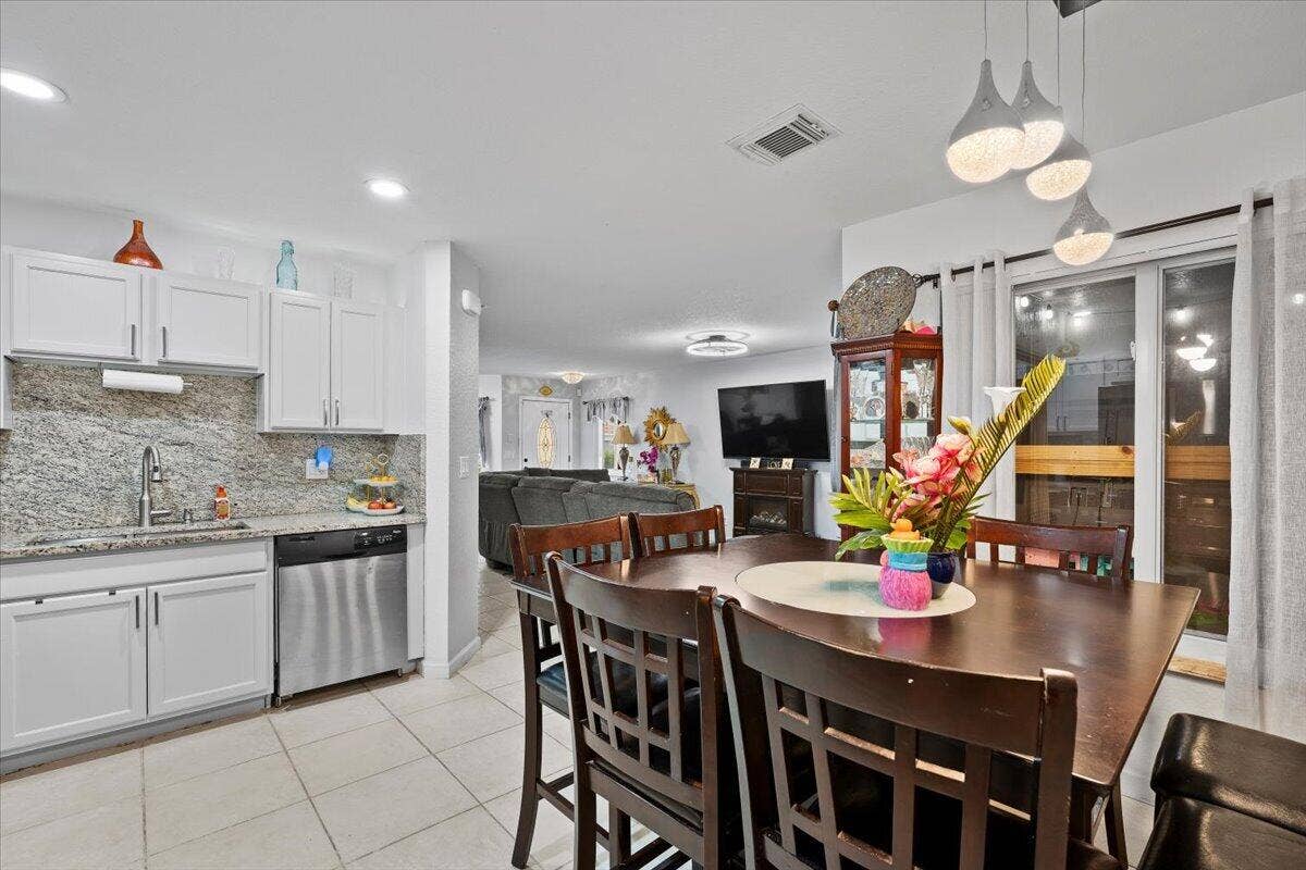 7108 HAWKS NEST Terrace, Riviera Beach, FL 33407 09-LUX_3879