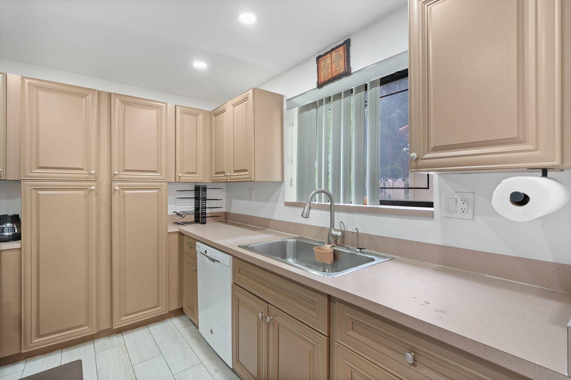 9592 SW 1st Court, #13-F, Coral Springs, FL 33071 Kitchen