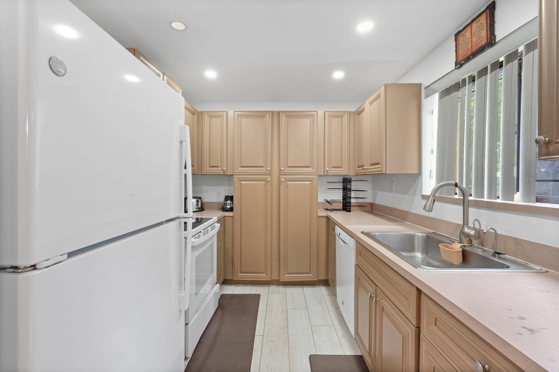 9592 SW 1st Court, #13-F, Coral Springs, FL 33071 Kitchen