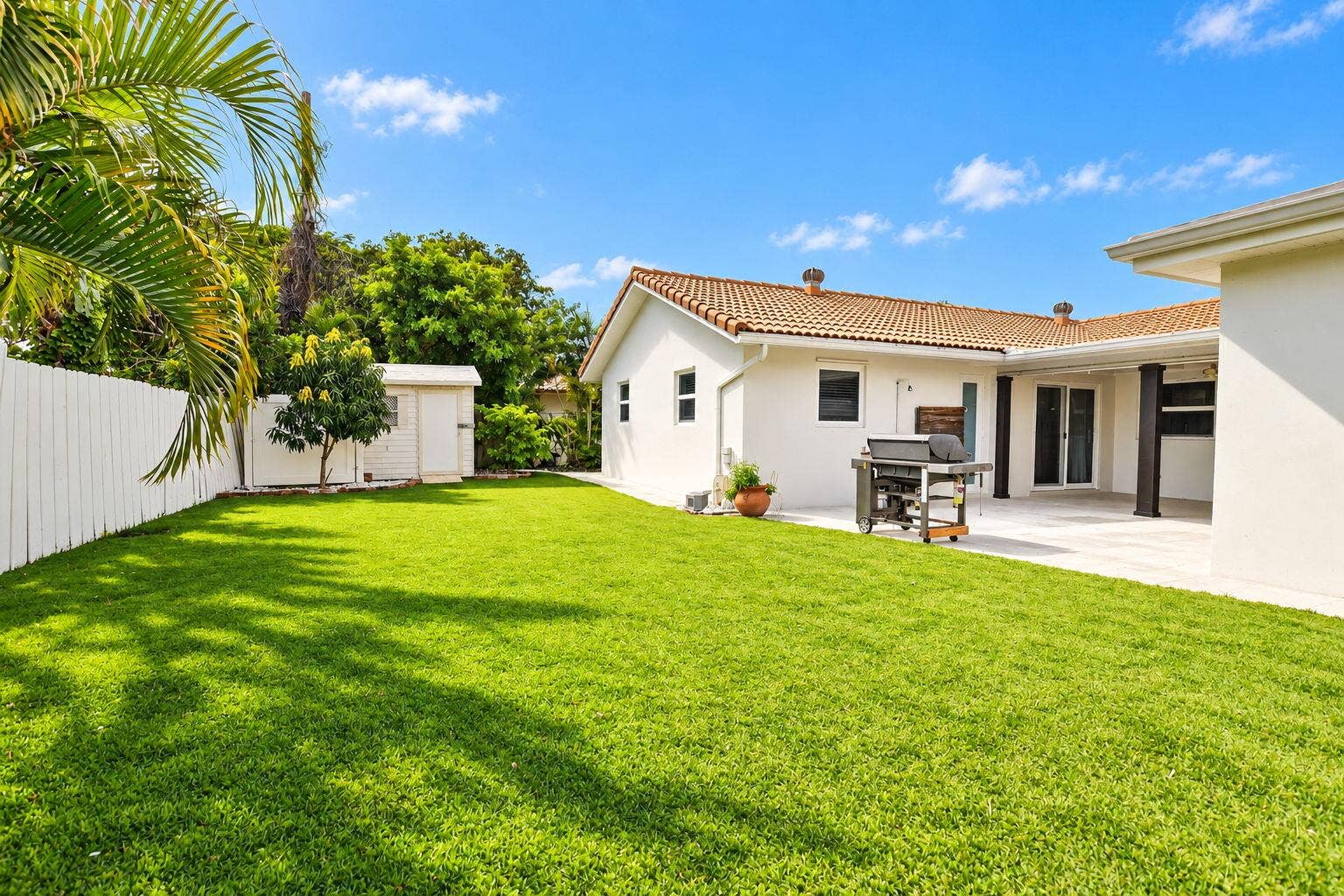 214 NE 25th Street, Boca Raton, FL 33431 Yard-patio