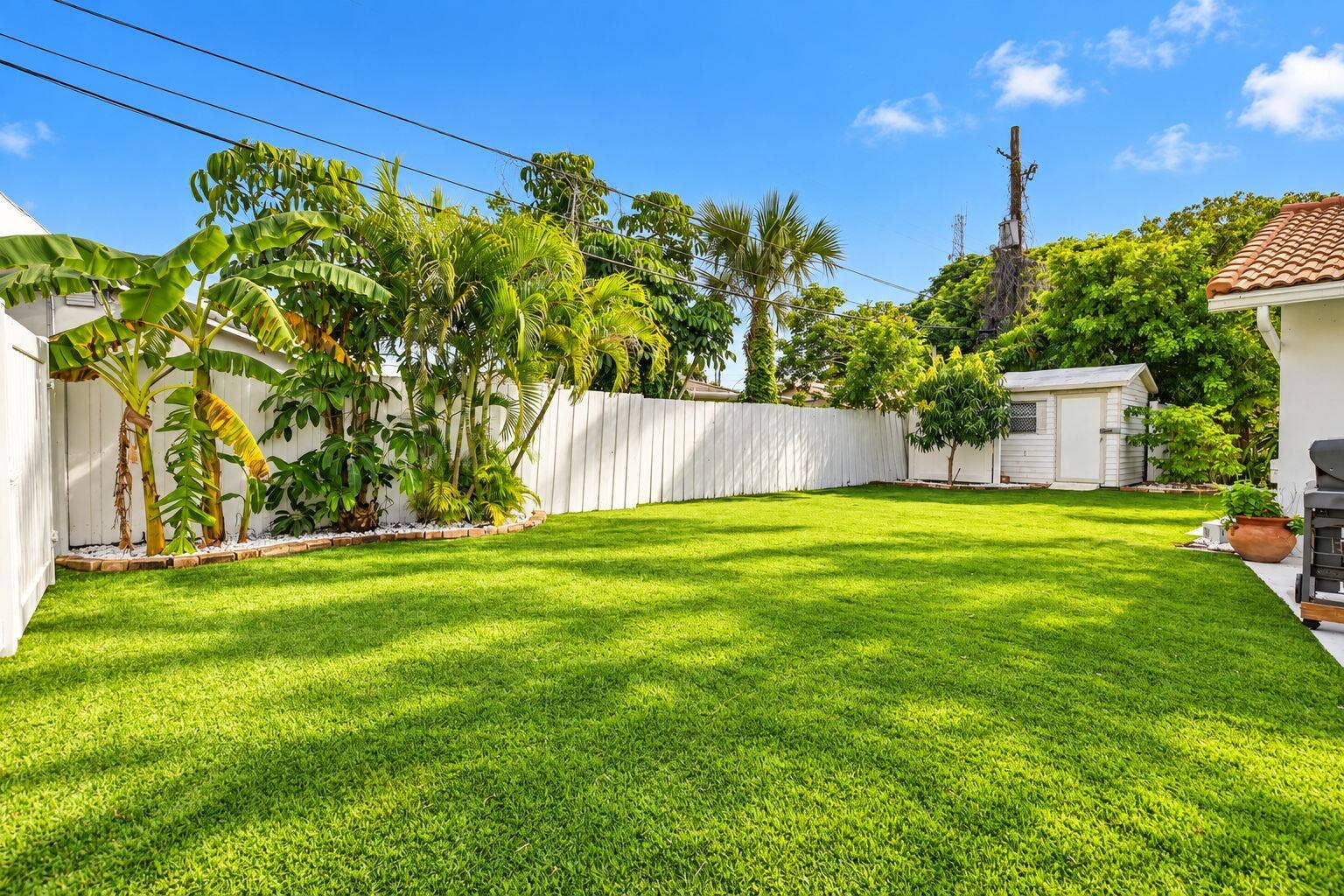 214 NE 25th Street, Boca Raton, FL 33431 Large yard with Turf