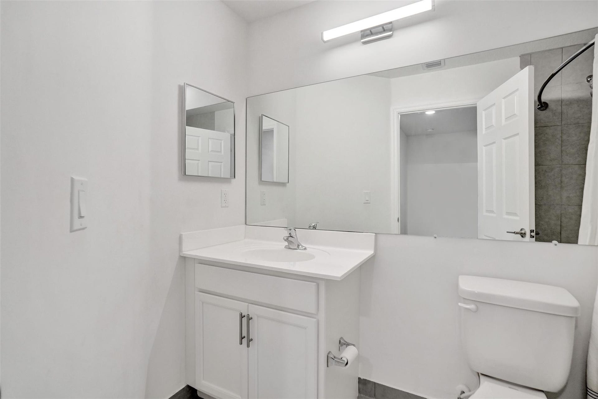 4748 SW 63rd Terrace, Davie, FL 33314 Guest Bath