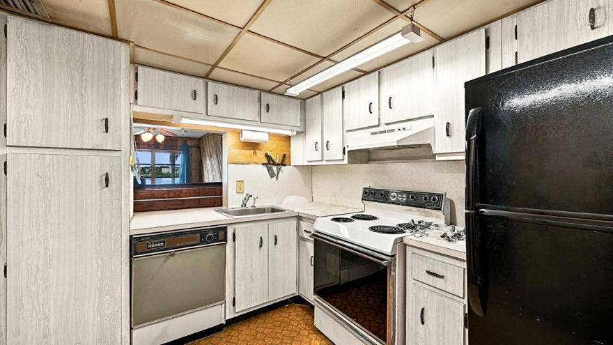 4311 CRYSTAL LAKE Drive, #110, Deerfield Beach, FL 33064 Ceiling Fan, Drop Ceiling, Vinyl Floor, Pass Through Window, Vinyl Floor