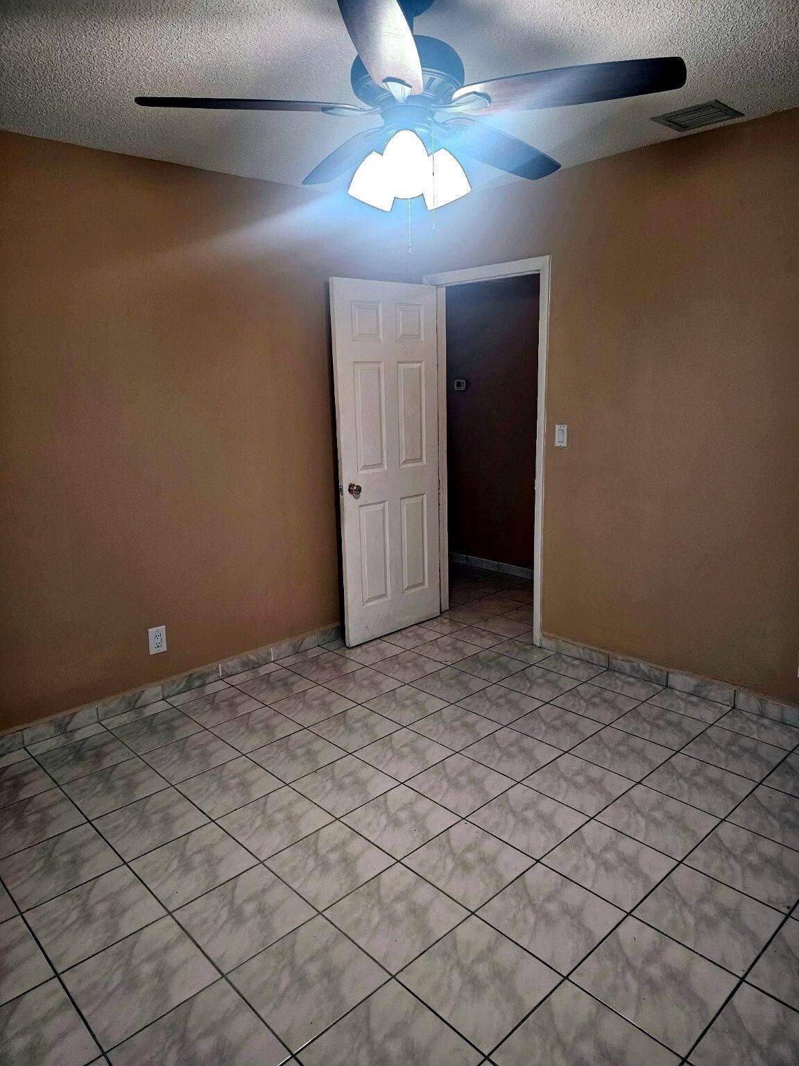 812 NE 2ND Street, #2, Hallandale Beach, FL 33009 Property_Photo_05_Bright