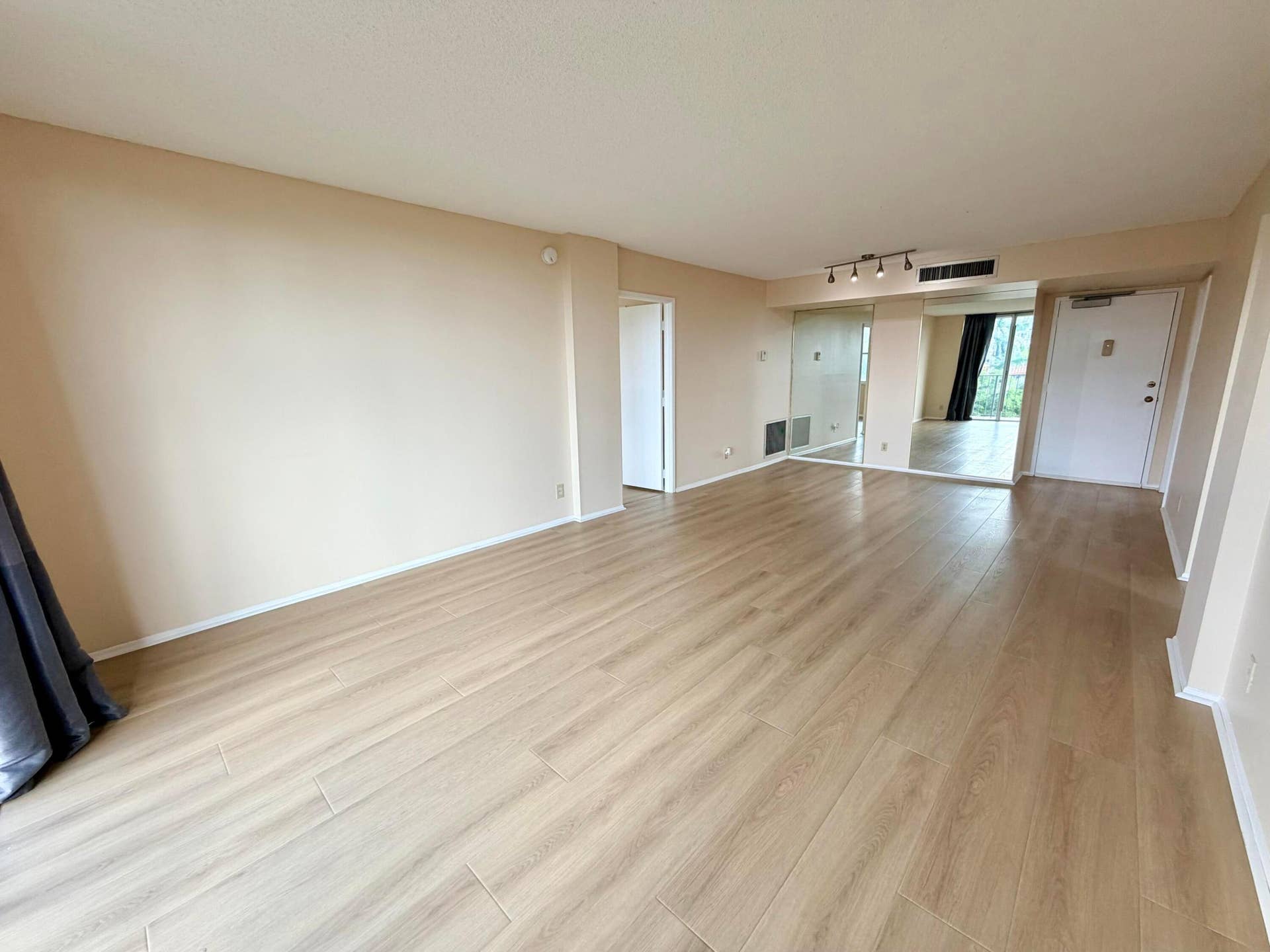 777 S Federal Highway, #RP407, Pompano Beach, FL 33062 Living/Dining room