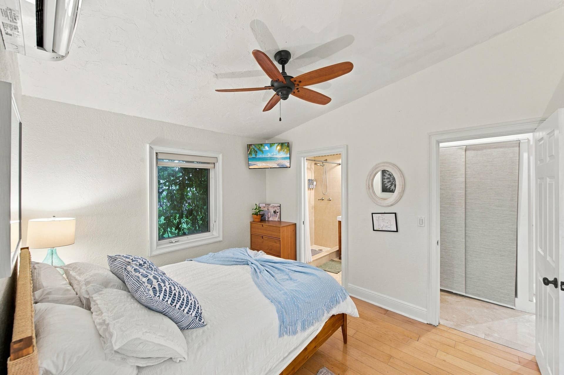 2496 BIMINI Lane, Fort Lauderdale, FL 33312 Hardwood-style flooring and vaulted ceilings