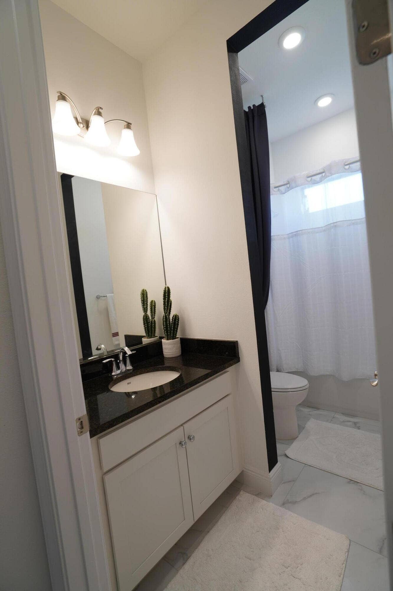 15750 LONGBOAT KEY Drive, Westlake, FL 33470 3rd bathroom