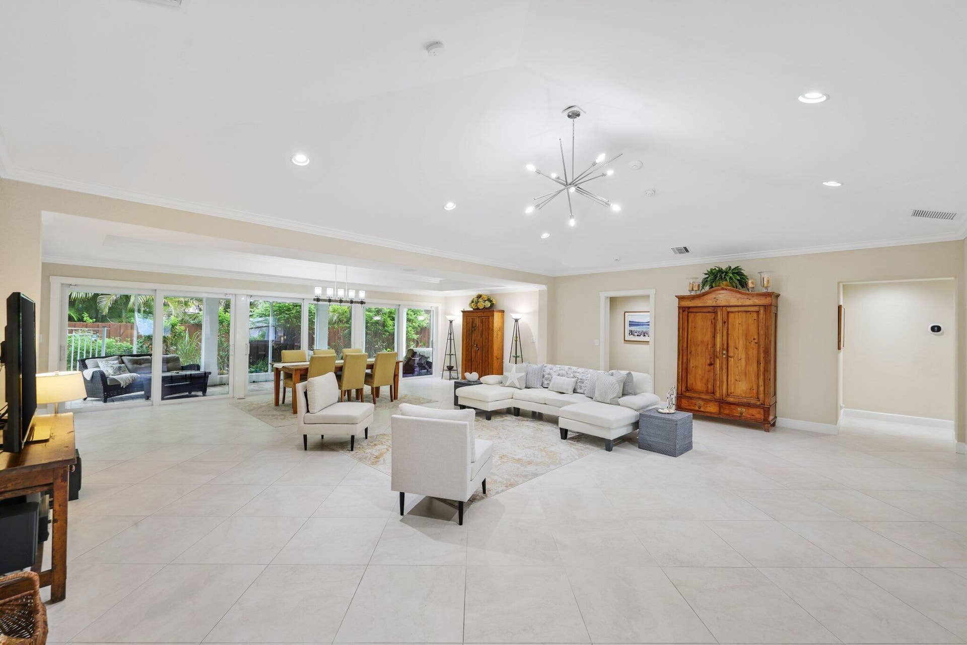 4535 Oak Tree Court, Delray Beach, FL 33445 Living Room